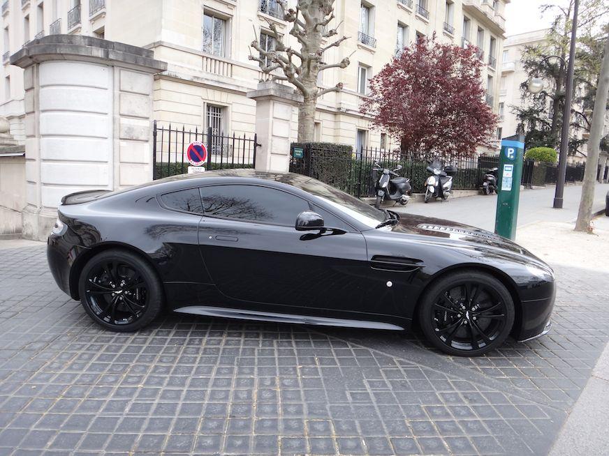 Aston Martin V12 VANTAGE